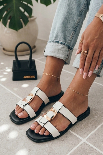 Baltos moteriškos klumpės su sagtimi Lavinia