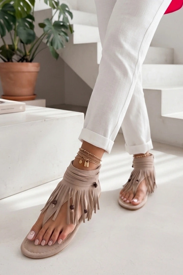 Smėlio spalvos plokščios basutės su kutais Caspera