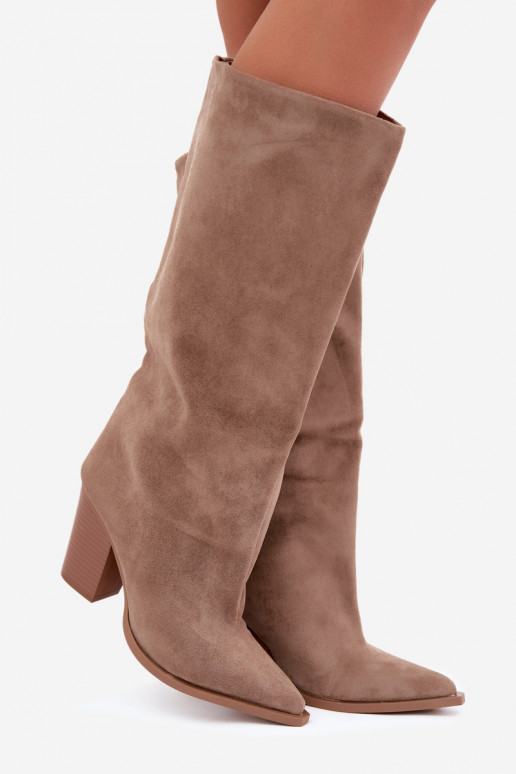 Moteriški ilgaauliai įsispiriami su kulniukais iš dirbtinės zomšos smėlio spalvos Carmina