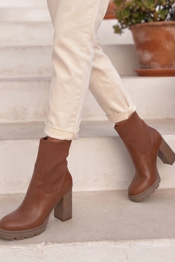 Rudi aulinukai ant stulpelio su elastingu aulu Danthe