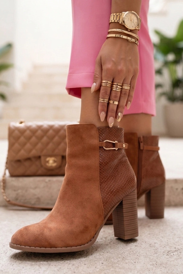 Rudi aulinukai ant stulpelio su gyvatės odos motyvu Merarose