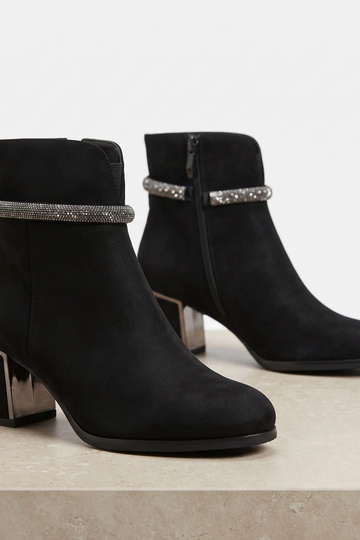 Juodi matiniai aulinukai ant stulpelio su papuošimu Salessa 2