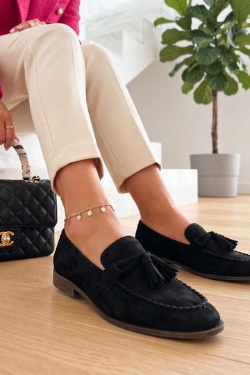 Juodi zomšiniai mokasinai su papuošimu Saphosa