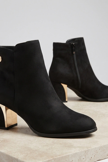 Juodi zomšiniai aulinukai ant kulno Airabella