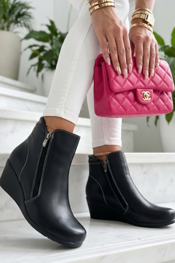 Juodi aulinukai ant platformos Timerine 2