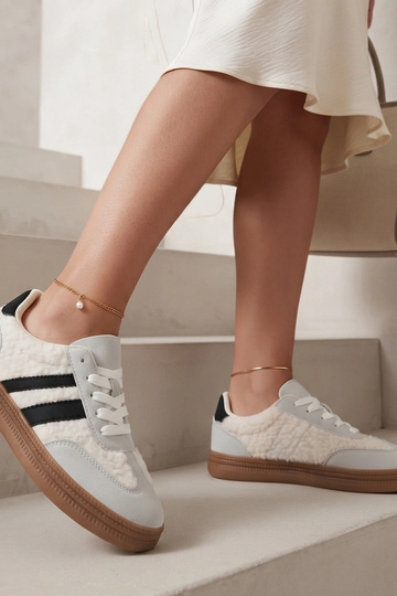 Balti ir pilki sneakeriai ant platformos Lotiara