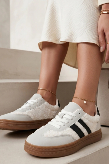 Balti ir pilki sneakeriai ant platformos Lotiara 2