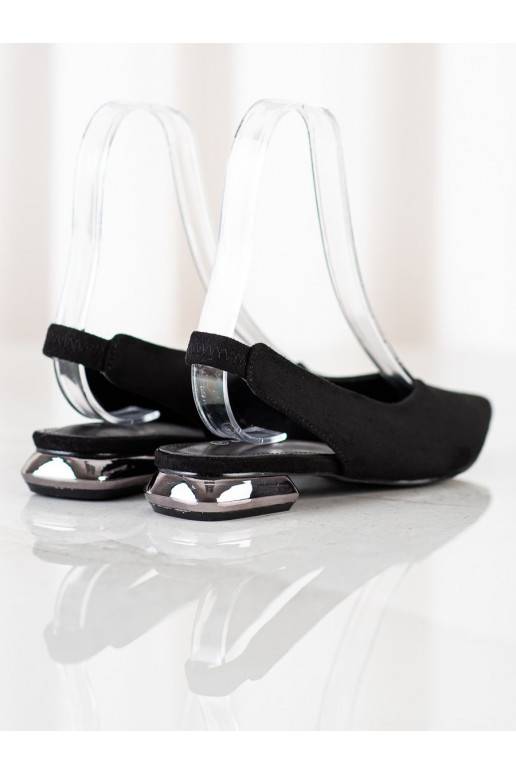 Įsispiriamo modelio juodos spalvos...