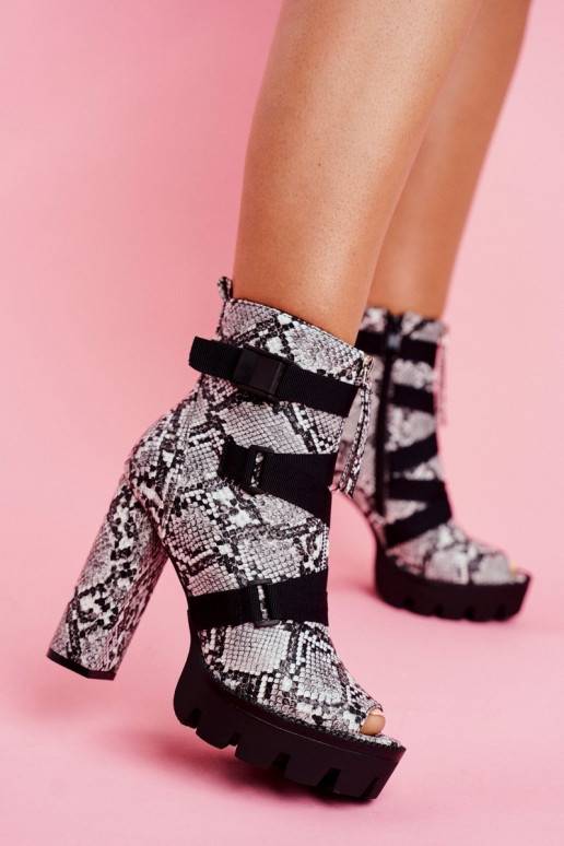 Aulinukai su aukštais kulnais gyvatės...