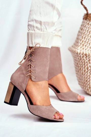 Moteriškos aukštakulnės...