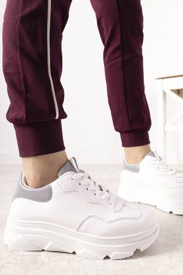 Balti sportiniai bateliai