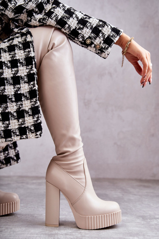 Smėlio spalvos ilgaauliai batai su... Smėlio spalvos ilgaauliai batai su...