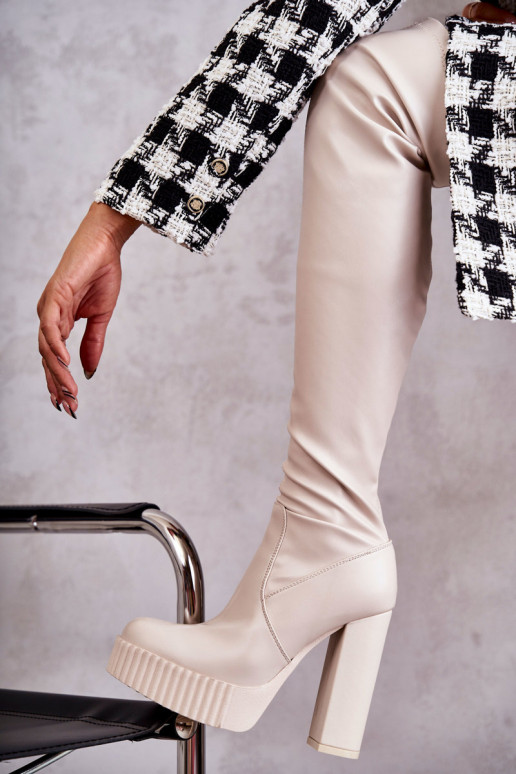 Smėlio spalvos ilgaauliai batai su... Smėlio spalvos ilgaauliai batai su...