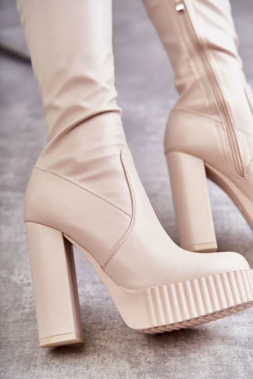 Smėlio spalvos ilgaauliai batai su... Smėlio spalvos ilgaauliai batai su...