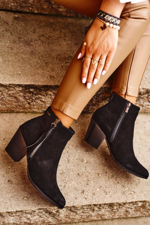 Juodi Aulinukai su aukštais kulnais...