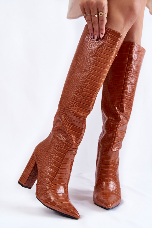 Moteriški ilgaauliai batai rudos spalvos su kulniukais
