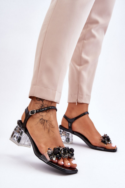 Juodos spalvos basutės su žemu... Juodos spalvos basutės su žemu...