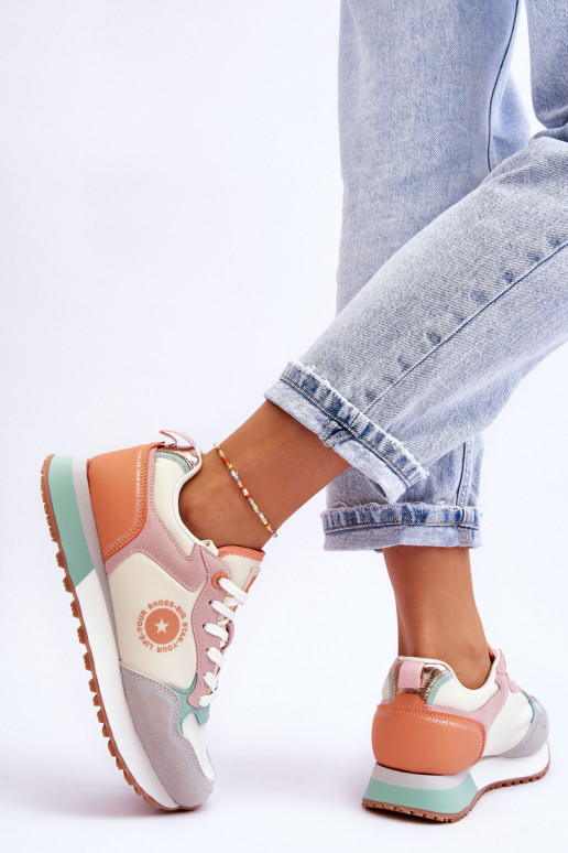 Įvairių spalvų Sneakers modelio batai... Įvairių spalvų Sneakers modelio batai...