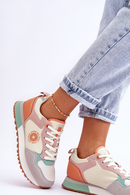 Įvairių spalvų Sneakers modelio batai... Įvairių spalvų Sneakers modelio batai...