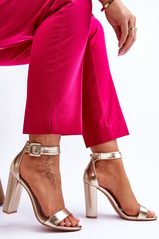 Aukso spalvos aukštakulniai bateliai... Aukso spalvos aukštakulniai bateliai...