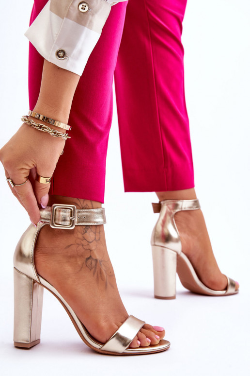 Aukso spalvos aukštakulniai bateliai... Aukso spalvos aukštakulniai bateliai...