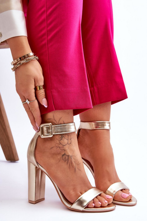 Aukso spalvos aukštakulniai bateliai... Aukso spalvos aukštakulniai bateliai...