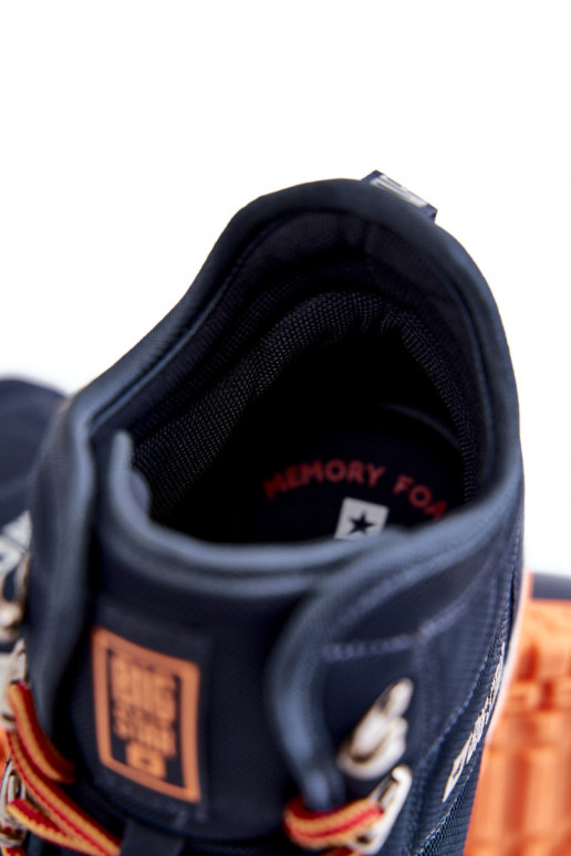 Tamsiai mėlyni vyrams žygio batai...