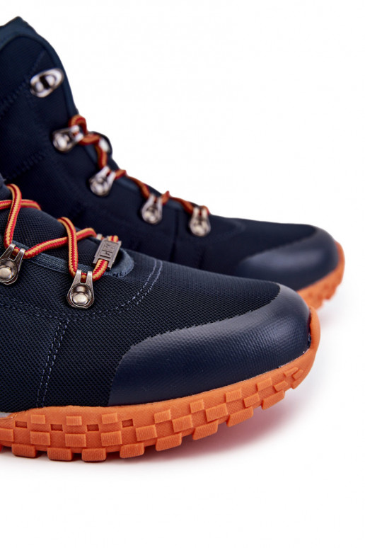 Tamsiai mėlyni vyrams žygio batai...