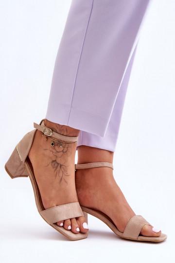 Smėlio spalvos bateliai...