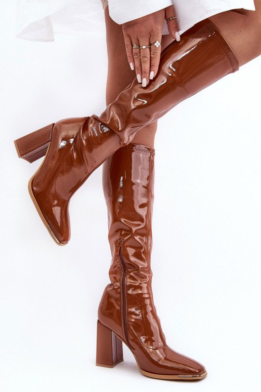 Lakuoti lgaauliai batai ant kulno...