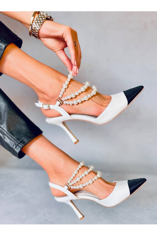 Bateliai  su perlų papuošimais...