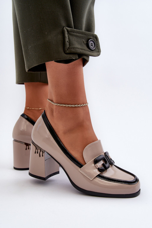 Lakuoti batelia su kulniukais smėlio... Lakuoti batelia su kulniukais smėlio...