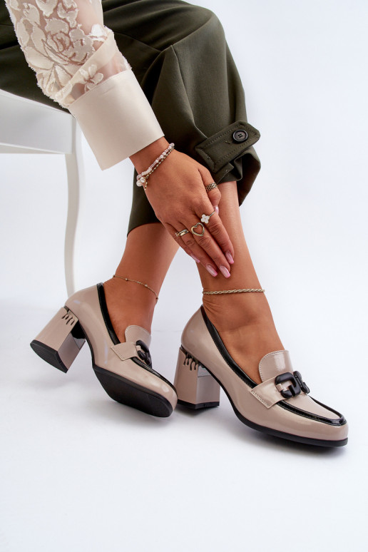 Lakuoti batelia su kulniukais smėlio... Lakuoti batelia su kulniukais smėlio...