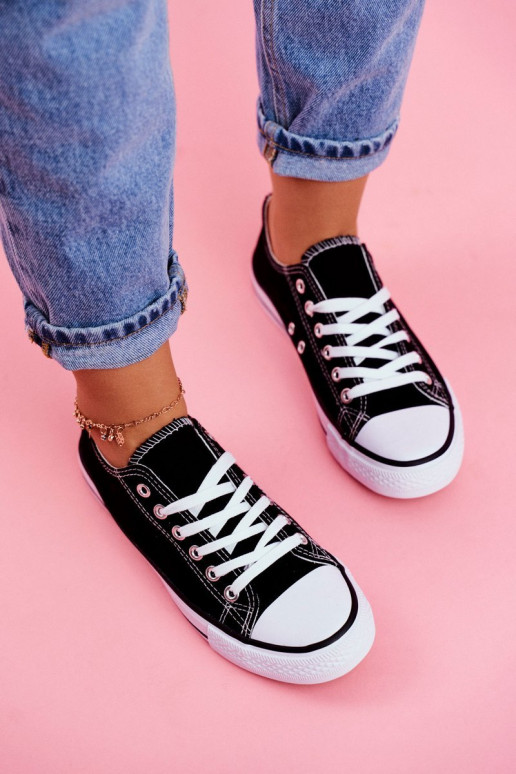 Klasikinio modelio laisvalaikio batai juodos spalvos su baltos spalvos padais Klasikinio modelio laisvalaikio batai juodos spalvos su baltos spalvos padais