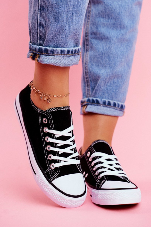 Klasikinio modelio laisvalaikio batai juodos spalvos su baltos spalvos padais Klasikinio modelio laisvalaikio batai juodos spalvos su baltos spalvos padais