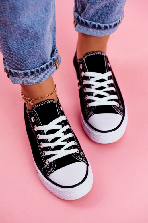 Klasikinio modelio laisvalaikio batai juodos spalvos su baltos spalvos padais Klasikinio modelio laisvalaikio batai juodos spalvos su baltos spalvos padais