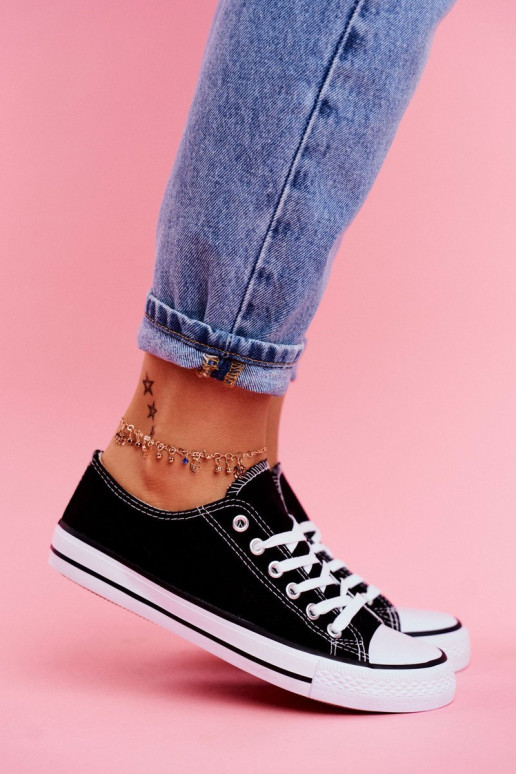 Klasikinio modelio laisvalaikio batai juodos spalvos su baltos spalvos padais Klasikinio modelio laisvalaikio batai juodos spalvos su baltos spalvos padais