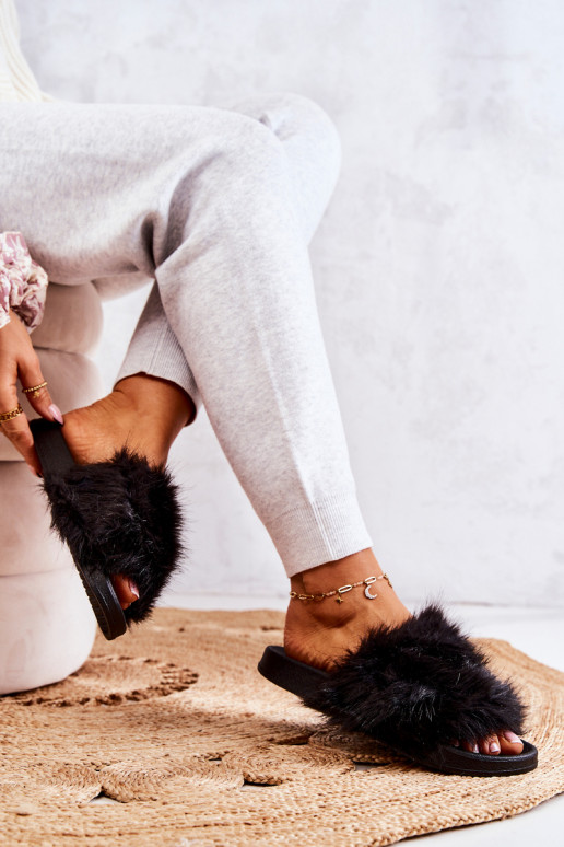 Šlepetės su kailiuku juodos spalvos Pollie