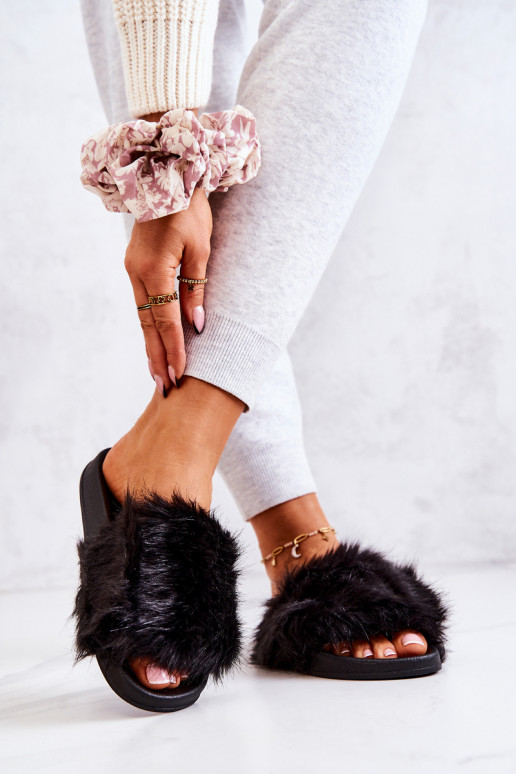 Šlepetės su kailiuku juodos spalvos Pollie