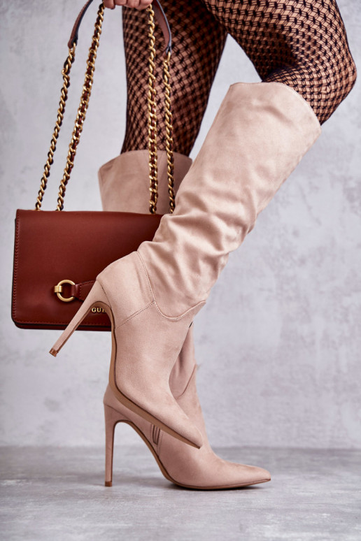 Klasikinio modelio iš zomšos ilgaauliai batai su plonais kulniukais smėlio spalvos Ameya