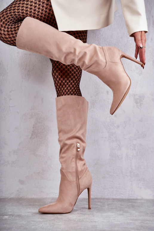 Klasikinio modelio iš zomšos ilgaauliai batai su plonais kulniukais smėlio spalvos Ameya