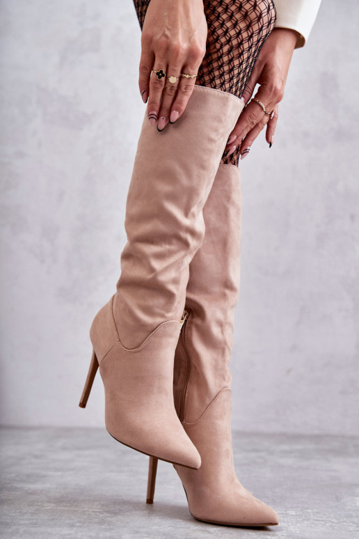 Klasikinio modelio iš zomšos ilgaauliai batai su plonais kulniukais smėlio spalvos Ameya