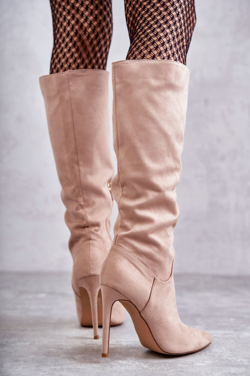 Klasikinio modelio iš zomšos ilgaauliai batai su plonais kulniukais smėlio spalvos Ameya