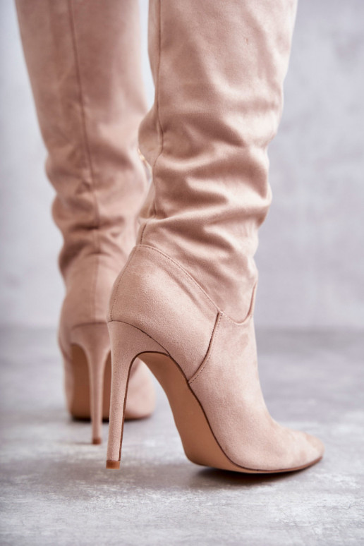 Klasikinio modelio iš zomšos ilgaauliai batai su plonais kulniukais smėlio spalvos Ameya