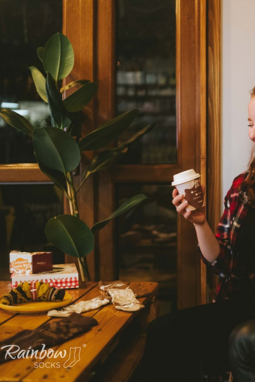 Spalvotos kojinės dėžutėje  kapučino spalvos 1pora Spalvotos kojinės dėžutėje  kapučino spalvos 1pora
