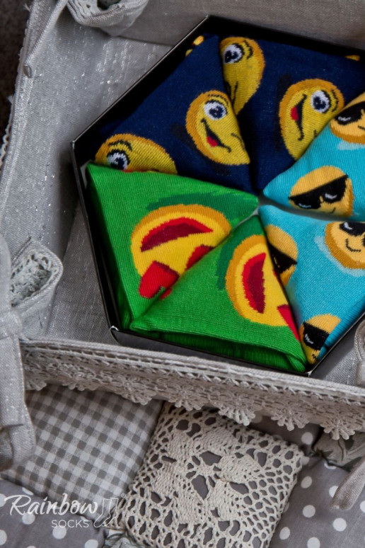 Spalvotos kojinės dėžutėje  3 poros