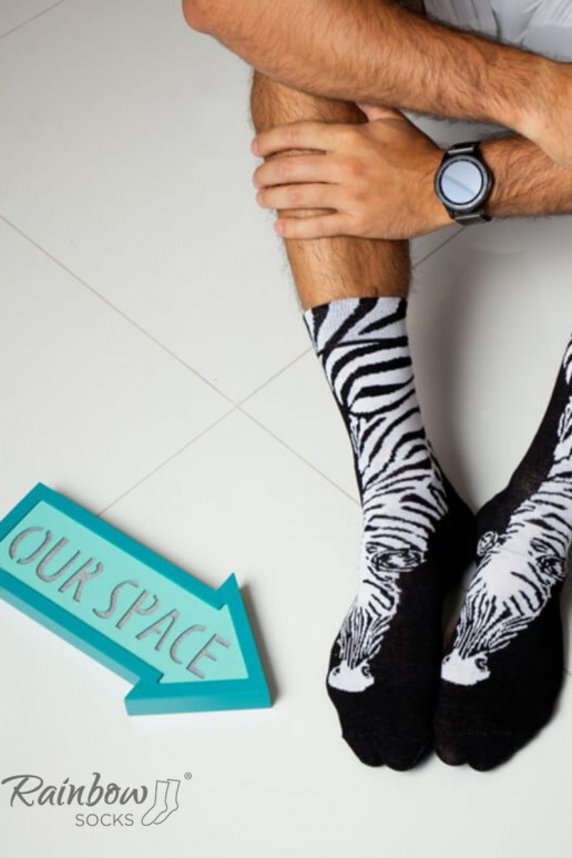 Spalvotos kojinės dėžutėje  Juodos ir-baltos spalvos 2 poros Spalvotos kojinės dėžutėje  Juodos ir-baltos spalvos 2 poros