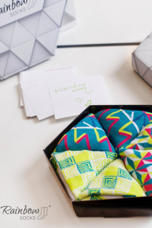 Spalvotos kojinės su geometriniais raštais 3 poros Spalvotos kojinės su geometriniais raštais 3 poros