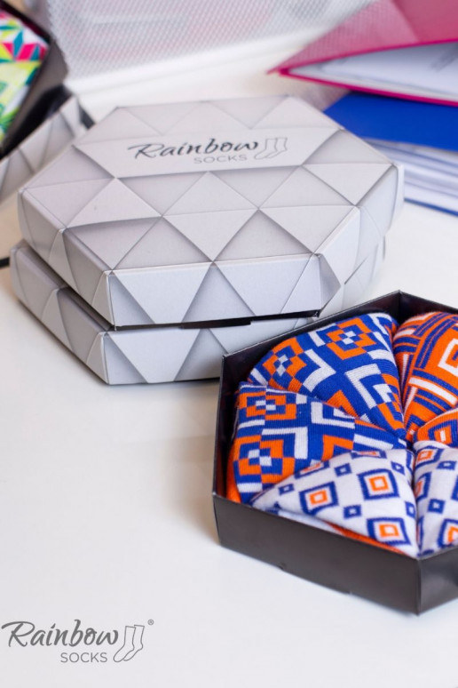 Spalvotos kojinės su geometriniais raštais 3 poros Spalvotos kojinės su geometriniais raštais 3 poros