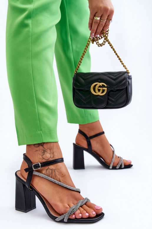 Moteriškos basutės  su tviskančiomis akutėmis su kulniukais juodos spalvos Carlotta